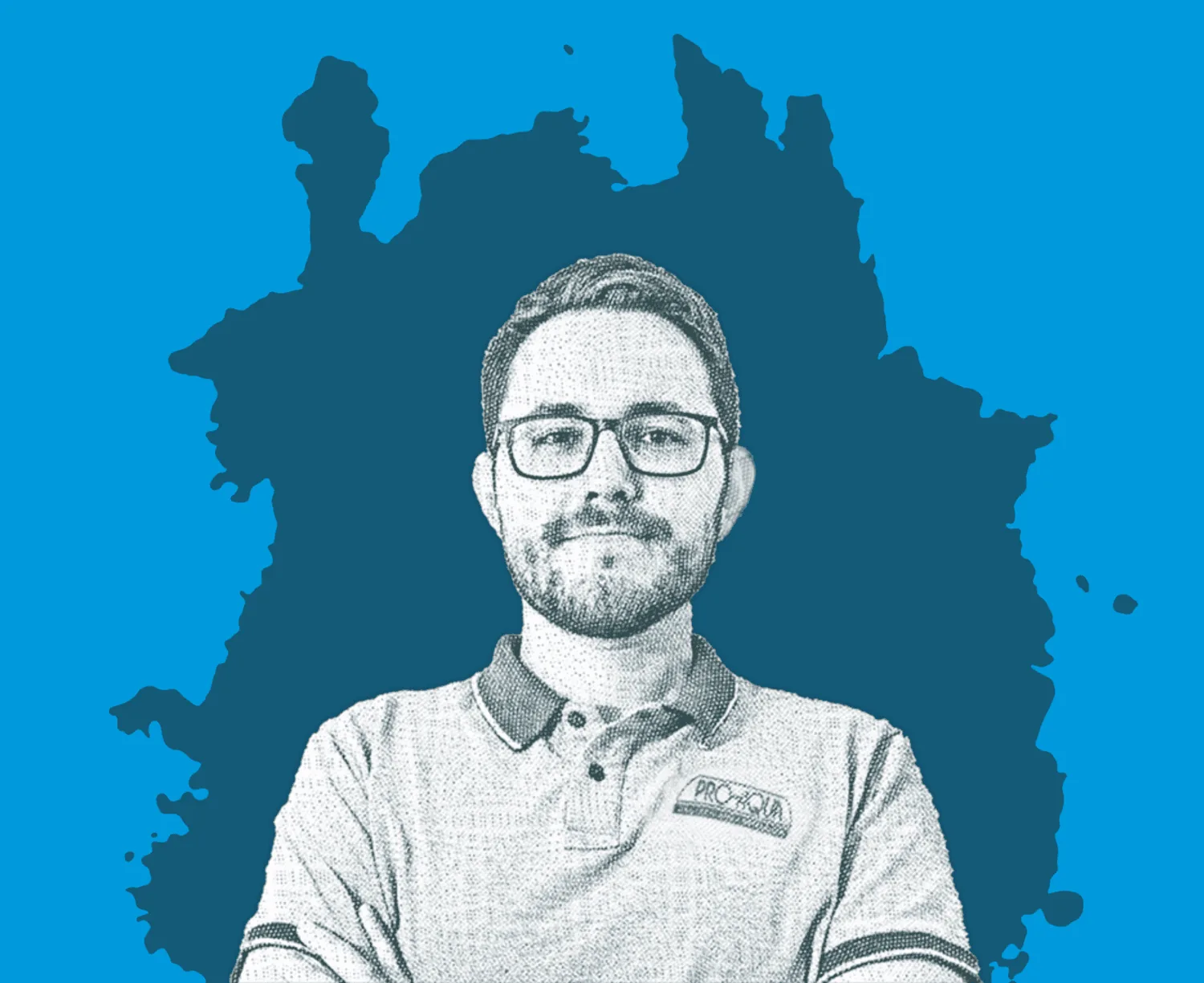 Patrick Heil im Pro-Aqua Poloshirt vor einer Deutschlandkarte