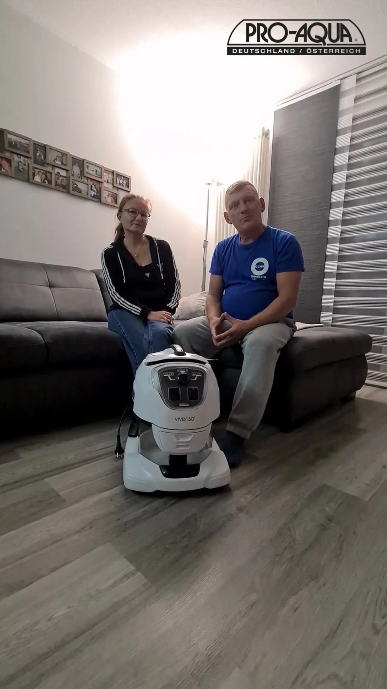 Videovorschau: Familie Kunstmann auf dem Sofa, davor der Vivenso Wasserstaubsauger